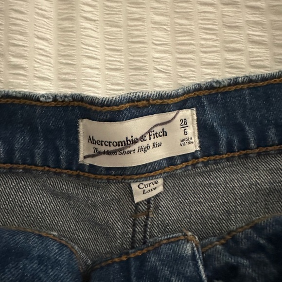 Abercrombie High Rise Mom Short - Picture 3 of 3